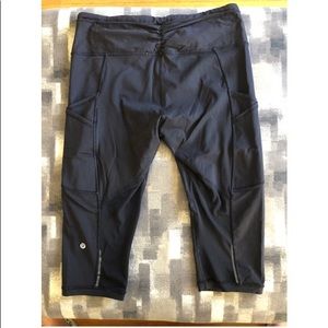black cropped lululemon leggings